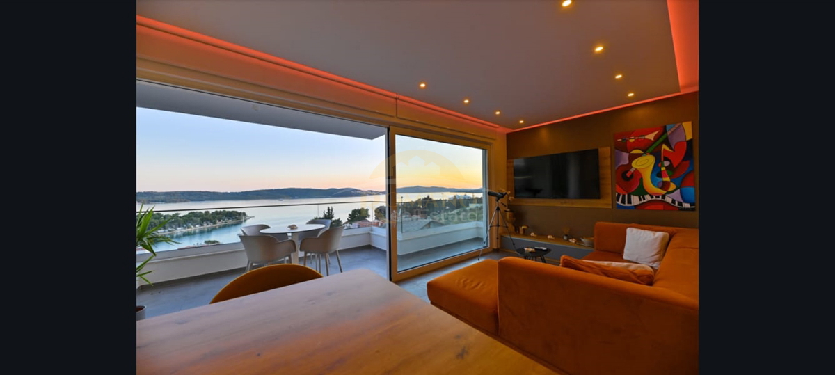 Attico di lusso a Okrug Gornji/Čiovo con terrazza sul tetto